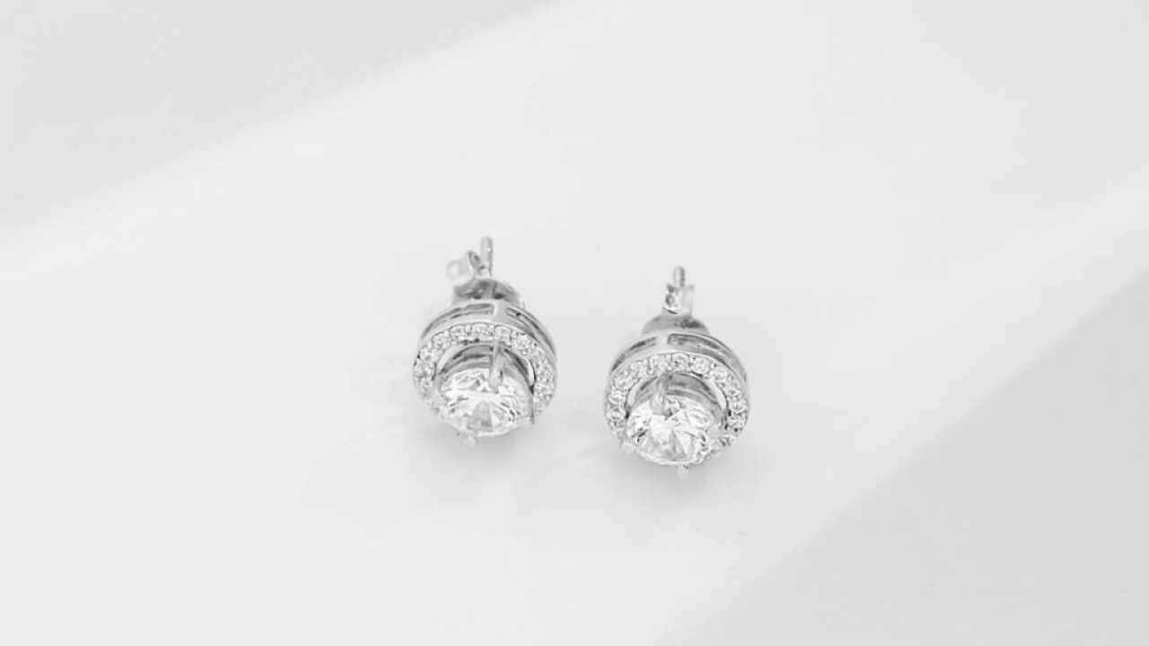 Panduan Tetapkan dan Beli Anting Emas Untuk Hadiah