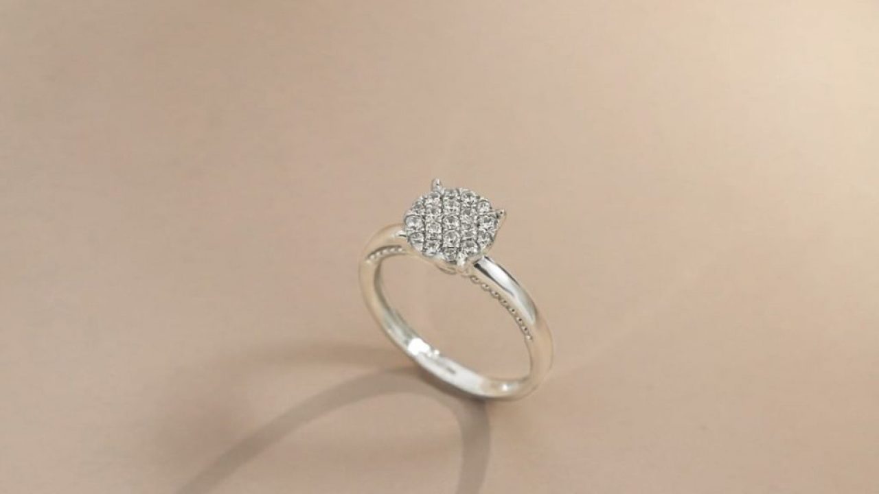 Ketahui Perbedaan Cincin Emas Wanita Putih dan Kuning