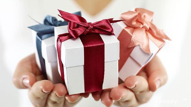 5 Hadiah Anniversary yang Tidak Biasa