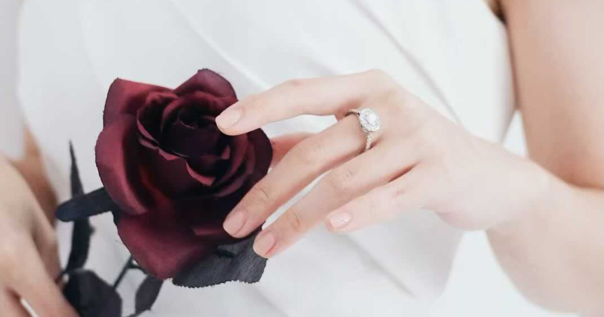 Apakah Ada Tradisi atau Makna Khusus di Balik Pemakaian Cincin Kawin?