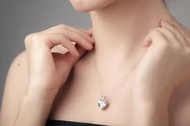 Bagaimana Cara Merawat Kalung Emas Putih Agar Tetap Bersinar dan Tahan Lama?