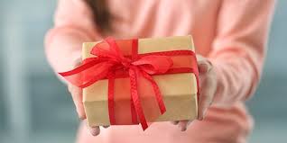 Tips Memberi Hadiah Berlian Branded Kepada Orang Tua: Memilih Kado Bermakna yang Abadi