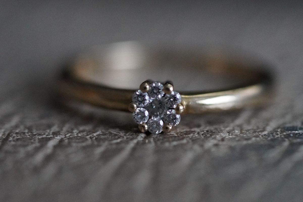 Tips Merawat Wedding Ring dengan Batu Permata untuk Tampilan Maksimal