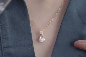 Kisah di Balik Pembuatan Liontin Berlian yang Menakjubkan